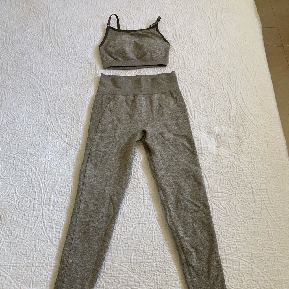 SOLD—-Gym Shark legging and sport bra set